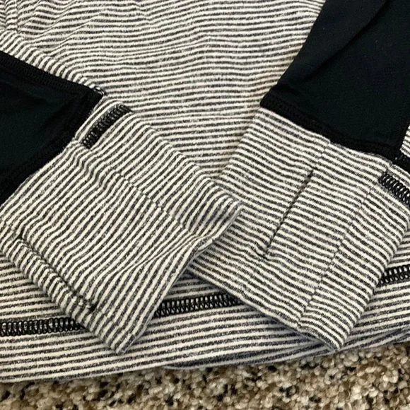 Lululemon 🍋 Base runner 1/2 zip pullover black/white with mesh detail sz 6 - Picture 4 of 7